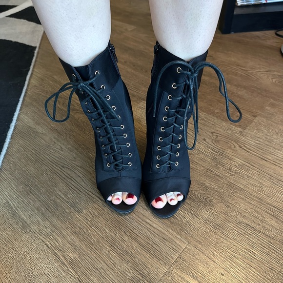 Black lace up high heels size 8.5 - Picture 2 of 3